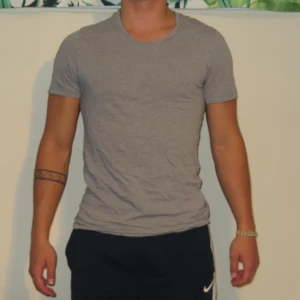 Hugo Boss undertröja  - Hej! Säljer denna Hugo boss undertröja i mycket bra skick!  Fel fri tröja! Con 9/10 Hör gärna av dig vid fler frågor✌️