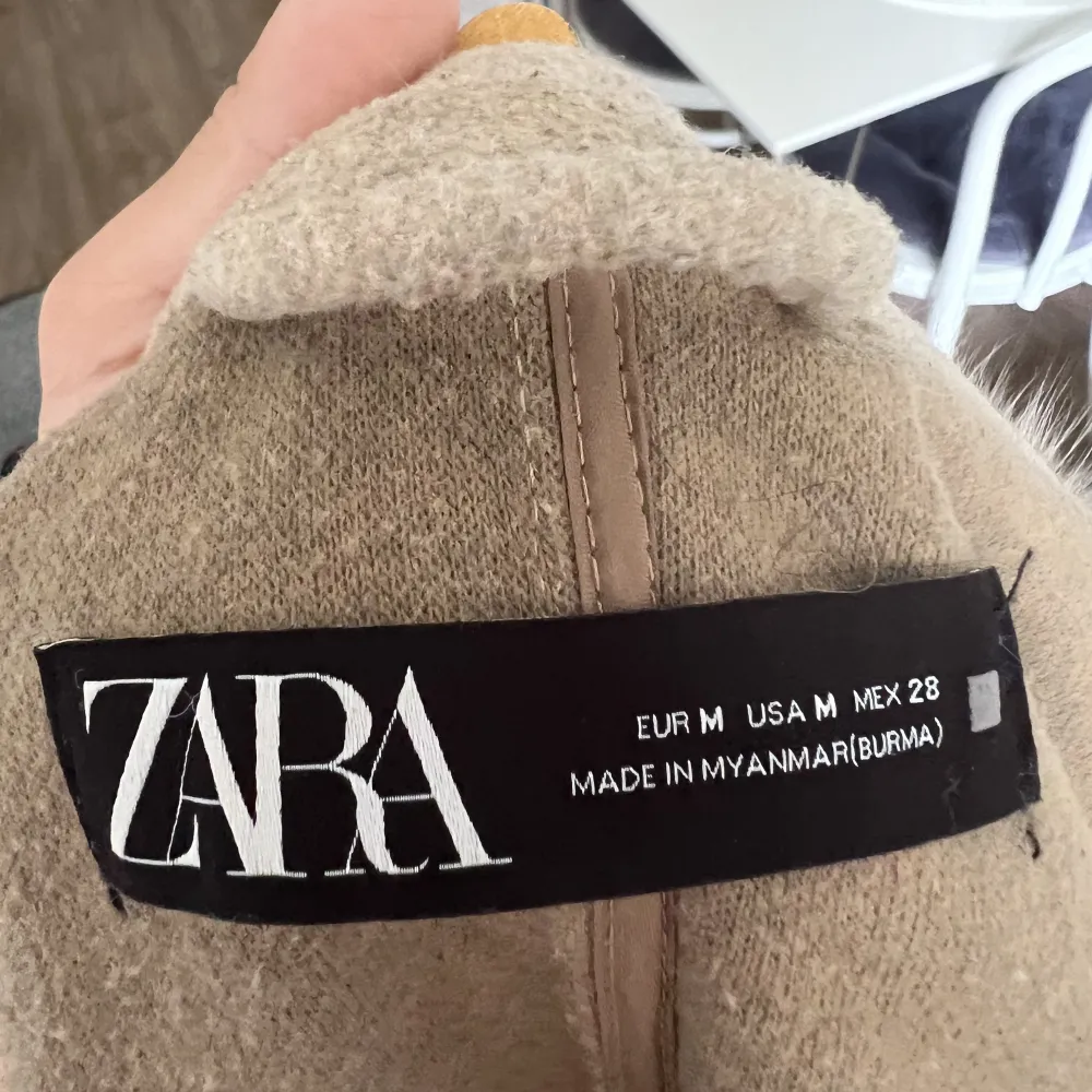 Beige kappa från Zara i strl M (jag är en S, men ville ha den lite lösare). Med midjeband som kan knytas för att framhäva figur. Lite nopprig. Knappar har sytts in efteråt för att kunna fästa pälskräge. Krage i rävpäls från Borninstockholm. . Jackor.