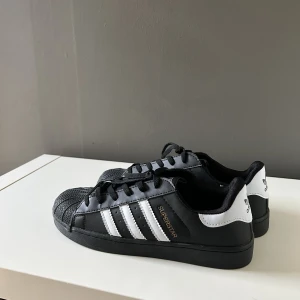 Superstar  - Storlek 43 men passar nog för 42, i ny skick, nypris 1300 men pris kan diskuteras