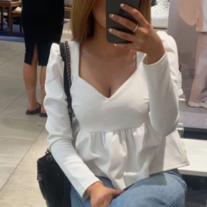 Blus  - Fin vit blus med volanger från Missäy i skönt material utan defekter i storlek S💘💘