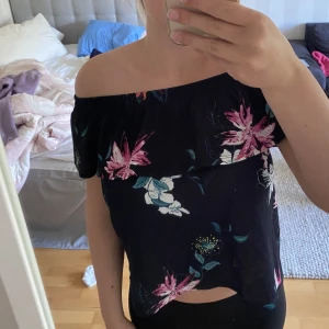 Blommig off shoulder-topp - Säljer denna söta blommiga off shoulder-toppen från Gina tricot🌺🌸 Säljer då den tyvärr inte längre kommer till användning. Köpte för kanske 4 år sedan men den är använd sparsamt och har inte några tydliga defekter😁