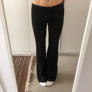 Lågmidjade kostymbyxor!  - Supersnygga lågmidjade kostymbyxor! Köpta secondhand, står inget märke. 