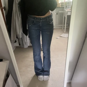 Lågmidjade jeans  - Säljer ett par jättefina jeans Lågmidjade jeans på diesel. Dom är i väldigt fint skick❤️