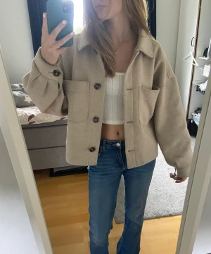 Kappa NA-KD  - Säljer denna kappa från NA-KD då den inte kommer till användning 🌸den är i fint skick då den bara använts fåtal gånger 🤍 skicka meddelande om ni har några frågor💕 