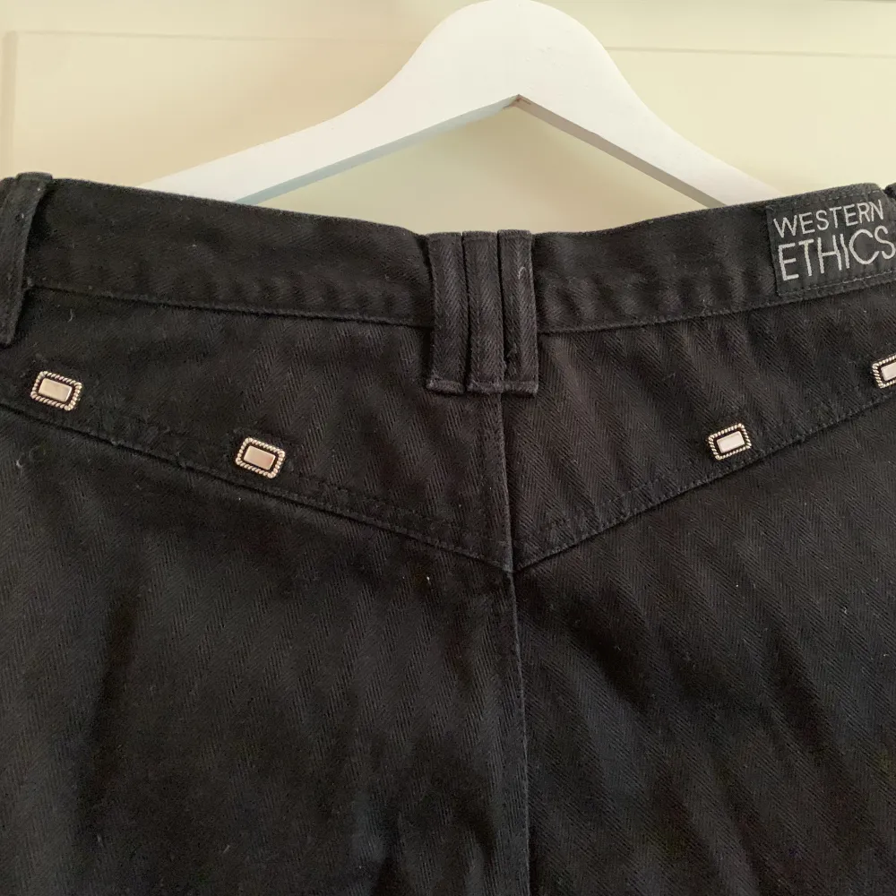 Säljer ett par svarta byxor med silver detaljer. Fint skick utan defekter, 250kr+frakt storlek 30/30. Jeans & Byxor.