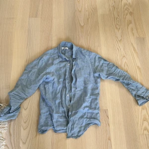 Linneskjorta  - Ljus blå linneskjorta från Uniqlo