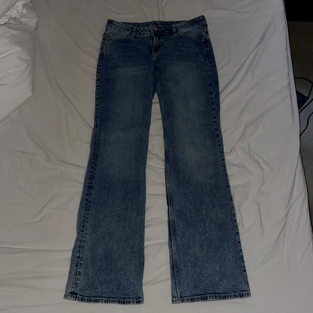 Denim jeans i lågmidjat, ifrån h&m 🌷⚡️🌟storlek 38 . Jeans & Byxor.