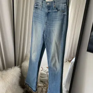 High rise flared Jeans från Mother Superior I storlek 26. Längden är ungefär 110cm. 