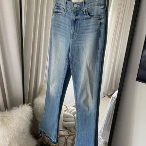 Mother Superior Jeans  - High rise flared Jeans från Mother Superior I storlek 26. Längden är ungefär 110cm. 