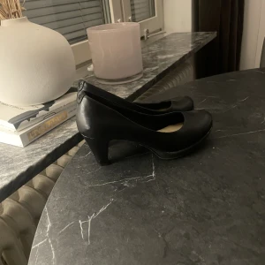 Svarta klcakar - Svarta pumps, använd 1 gång.