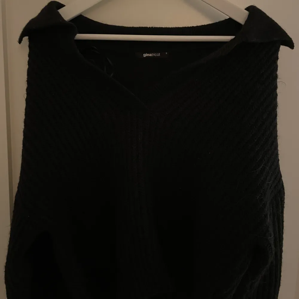 Säljer denna stickade tröjan från Gina som jag använt fåtal gånger, inga noppror på den. Den är i storlek S, skriv om ni vill ha fler bilder eller har några frågor ❤️. Stickat.