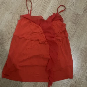 Linne - Helt oanvänd! Söt linne med volanger på. Köpt på Lindex för längesen finns inte kvar i butik.