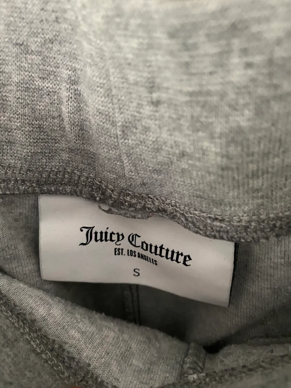Grå velour Mjukisbyxa från juicy couture i storlek S. . Jeans & Byxor.