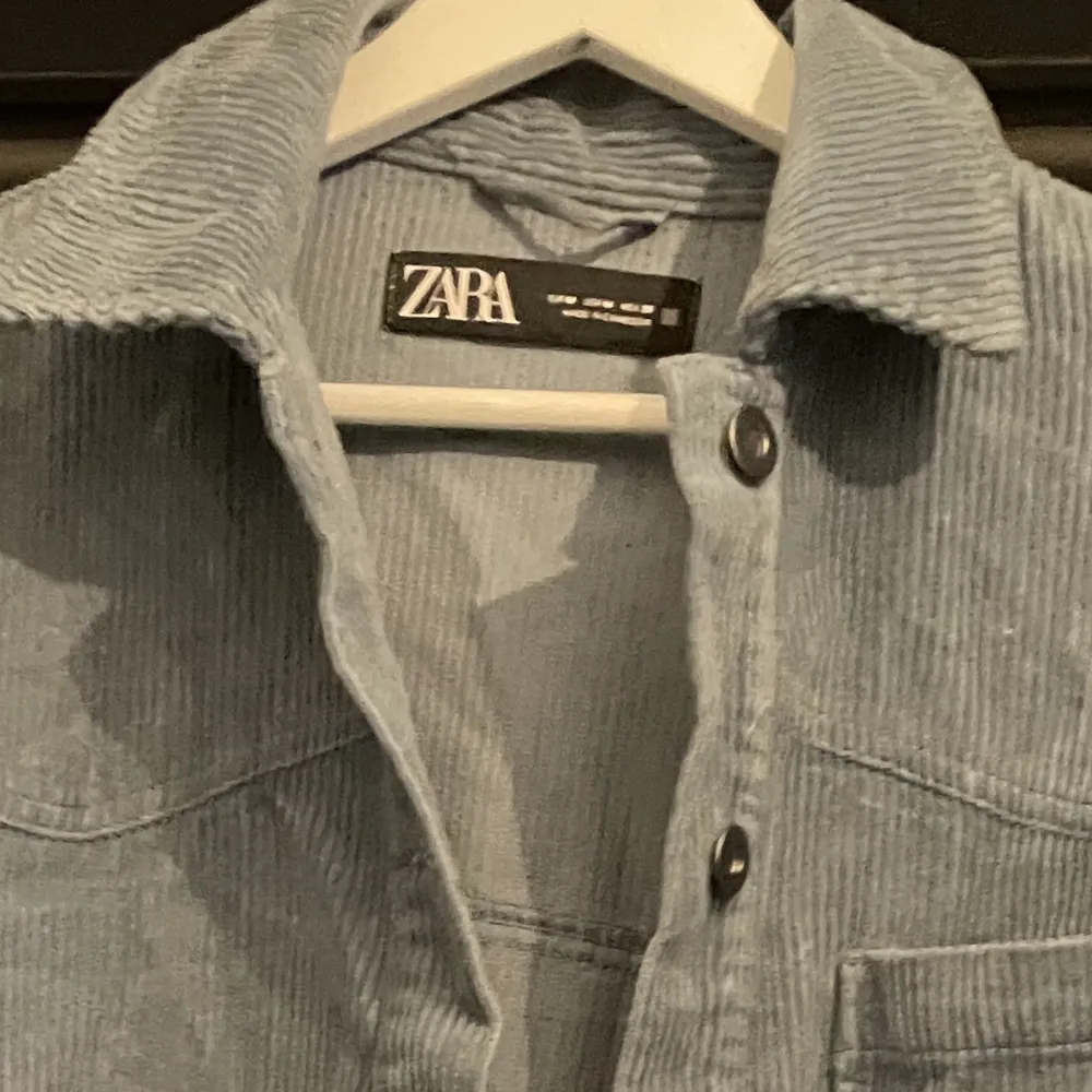 Tunnare jacka köpt på Zara, säljer pga it haft någon användning för den!🫐💕. Jackor.