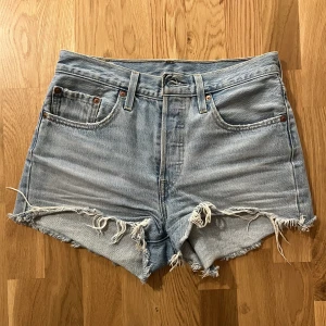Levis Shorts 501 - Jättefina Levis shorts i storlek 27 (passar mig som brukar ha 38 i byxor). Höga i midjan och korta i benen. Modell 501.