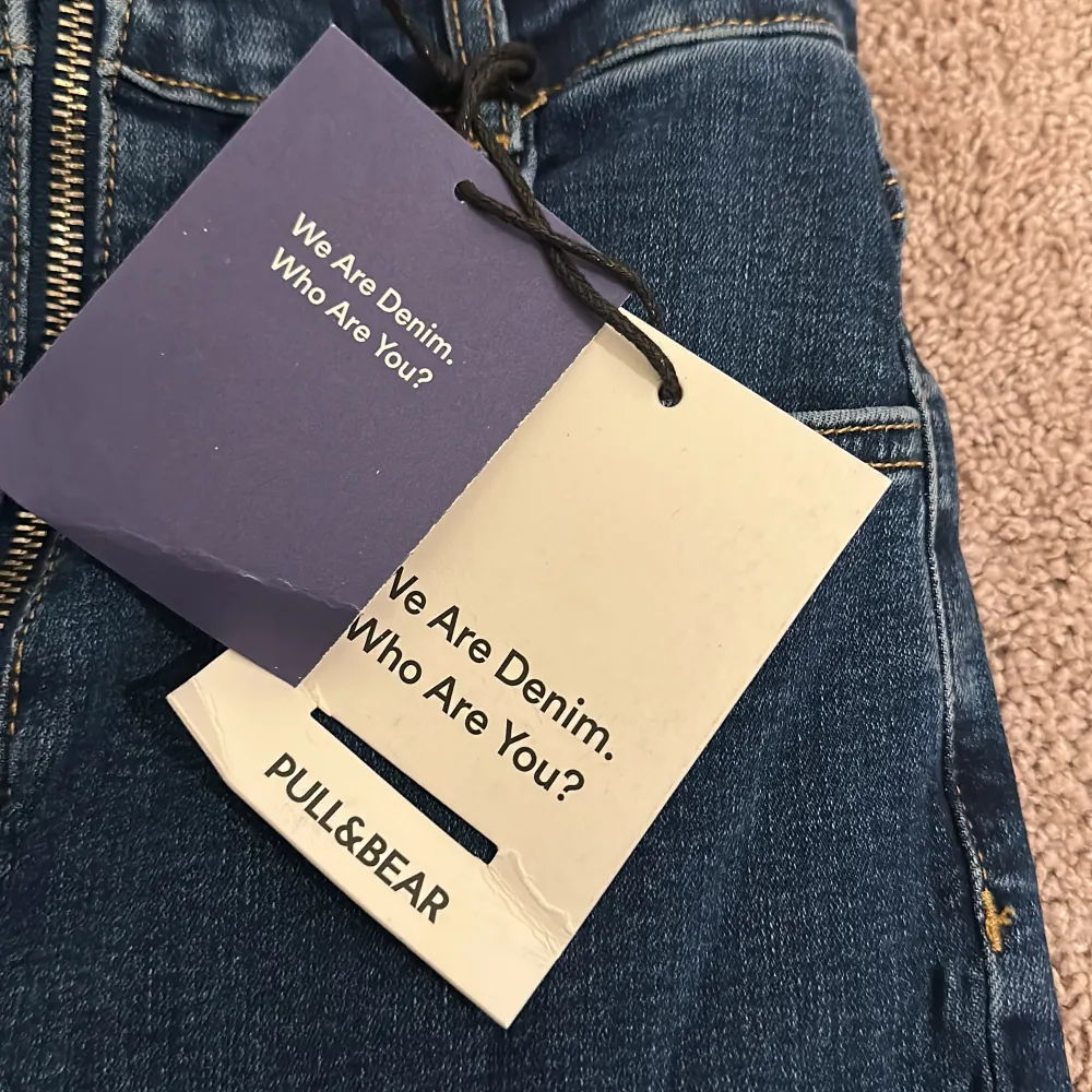 Helt ny oanvänd jeans jumpsuit från Pull and bear, prislapparna kvar. Jeans & Byxor.