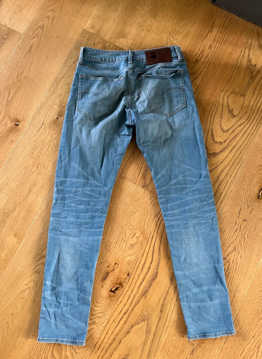 Säljer dessa snygga g-Star Jeans i storlek 29/32 eftersom att jag har växt ur dem. Nypris: 1195. De är i modellen 3301 slimfit. Skick 7/10.. Jeans & Byxor.