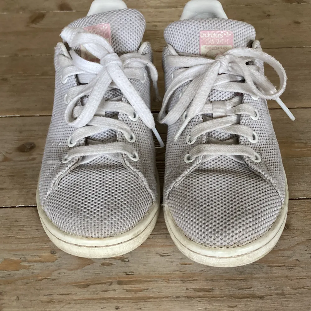 Säljer de här vita adidas skorna som är ljus rosa på vissa ställen. De är fin och rätt så använda men inga slitage. De är också lite smutsiga men det är bara att tvätta, storleken är 36❤️(orginalpriset är 900)💞. Skor.