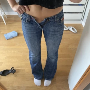 Lågmidjade jeans - Lågmidjade jeans som jag köpt men tyvärr är för små i midjan för mig. Jag är 161. Midjemått 35 cm, innerben 75 cm. I fint skick! Älskar fickorna. 400kr o köp GÄRNA med köp nu: billigare frakt! :)