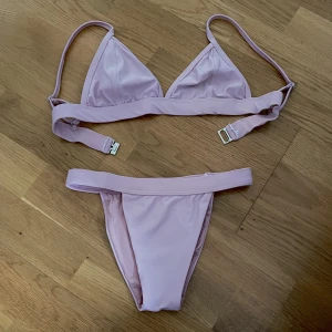 Bikini rosa - Bikini från CHIQUELLE i strl. XS (funkar även som S). Köp för 799kr (finns på deras hemsida också som ni kan kika på priset). Nyskick då den aldrig använts. Överraskning vid köp.🎁 Pris kan diskuteras