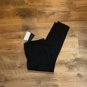 Kostymbyxor  - Helt nya och oanvända kostymbyxor från Zara.   Rensar ur min garderob från en hel del oanvända kläder🌼 Kika och se om du ser något mer i min profil som du gillar så skickar jag med det till dig också!😊 Fler kläder kommer! 