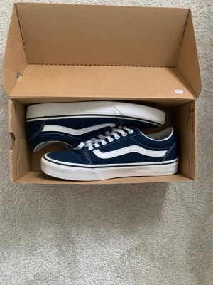 Blå vans - Tjo säljer mina feta blå vans då dom ej kommer till användning. Använda 1 gång så skicket är riktigt bra som bilderna visar och är i storlek 42,5