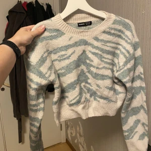Stickad tröja  - Stickad tröja i zebra mönster, super fin men kommer inte till användning 