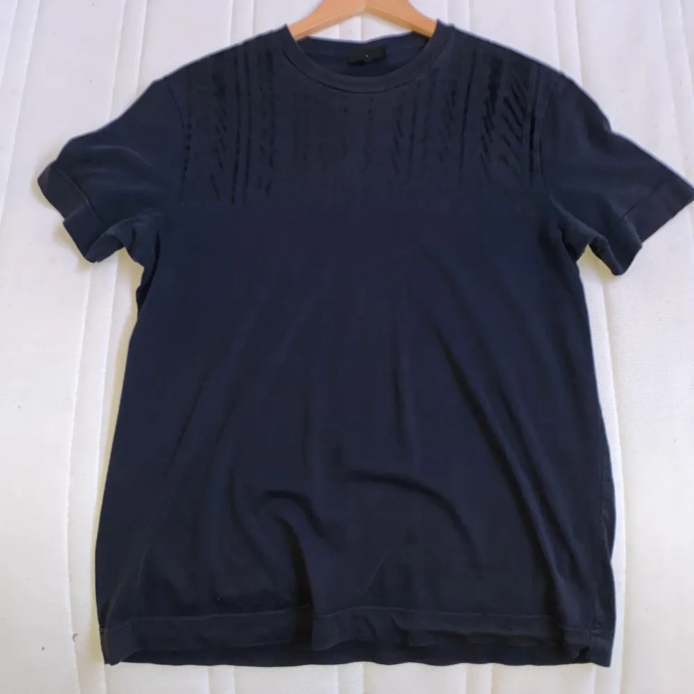 En svart Emporio Armani t-shirt för 700 kr är använd i 6 månader eller mindre storlek (M) är i bra skick o inget fel med t-shirten . T-shirts.