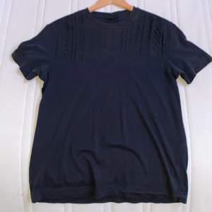En svart Emporio Armani t-shirt för 700 kr är använd i 6 månader eller mindre storlek (M) är i bra skick o inget fel med t-shirten 