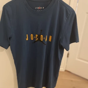 Jordan t-shirt - En knappt använd Jordan t-shirt i färgen blå. Strl S men passar 165-170 lång.