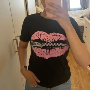 Svart T-shirt med tryck  - Svart T-shirt med coolt tryck. 