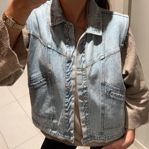 Jeans väst  - Säljer min fina jeans väst. Använt 2 ggr. Nypris 500:- ♥️