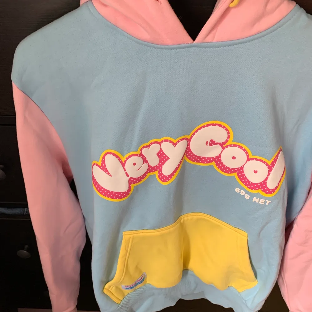 En hoodie från; Coolshirtz “very cool” i M (medium), i bubbelgum tema och färg. . Tröjor & Koftor.