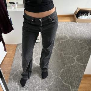 Levis jeans i modellen low pro straight stl 29. Endast använda 2 ggr. 175cm lång ❤️