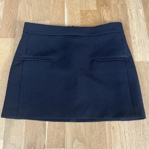 Minikjol - Svart minikjol från zara. Går att klä upp men även fin till vardags💞💞