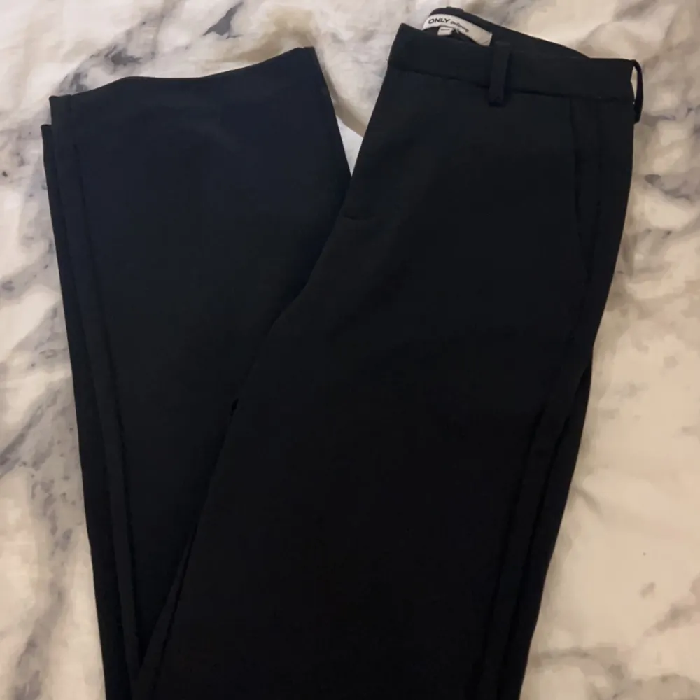Svarta kostymbyxor från only. Har använts flera gånger men fortfarande i bra skick💓 I storlek XS/32. Väldigt fina byxor som passar till mycket. Skriv privat för mer info eller fler bilder! 💓. Jeans & Byxor.