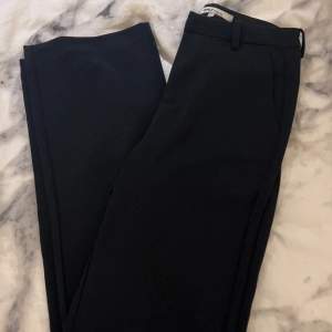 Svarta kostymbyxor från only. Har använts flera gånger men fortfarande i bra skick💓 I storlek XS/32. Väldigt fina byxor som passar till mycket. Skriv privat för mer info eller fler bilder! 💓