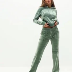 Juicy byxor och kofta säljes gröna  - Fina gröna juicy byxor säljes, har även koftan. Byxorna säljs för 800kr och koftan 700kr. Väldigt fint skick!! Int eltvist använda. Båda storlek xs plus frakt.