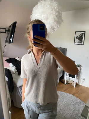 Froté t-shirt hm - Froté t-shirt ifrån hm i en grå beige färg, knappt använd, storlek S, 120 kr frakt!🤍