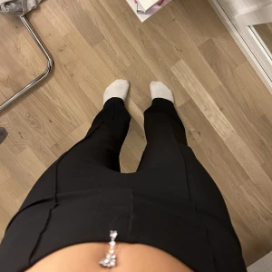 Byxor  - Säljer mina byxor från Gina i st xs/s då dom inte kommer till användning längre. Klippte bort lappen då jag tyckte den skavde men det är inga andra skador på dom. Frakt tillkommer.