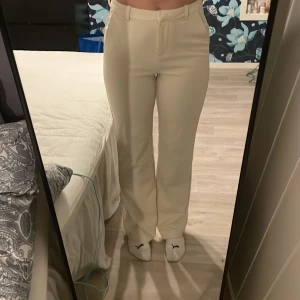 Beiga Kostymbyxor - Beiga högmidjade kostymbyxor från vero Moda, använda Max 5 gånger så dom är i mycket gott skick, ny pris 399kr. Säljs på grund av att dom är lite stora och då inte kommer till någon användning💗 Bara att skriva ifall ni har några frågor 