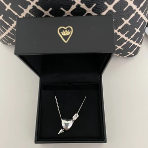 L8hasselblad halsband - Säljer mitt jättefina l8h halsband som liknar maria nilsdotter då de inte kommer till användning längre! de är använt men fortfarande toppen skick! hjärtat är i den större modellen och kedjan är 40cm. köpt för 850kr kan tänka mig att gå ner till 500💕