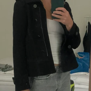 Svart BCBG MAXAZRIA jacka  - Säljer min älskade maxazria jacka då den inte kommer tilll användning längre💘 i väldigt bra skick! helt perfekt till hösten/ vintern. passar xs🫶 kom gärna med egna prisförslag, vill bara bort med allt!💘