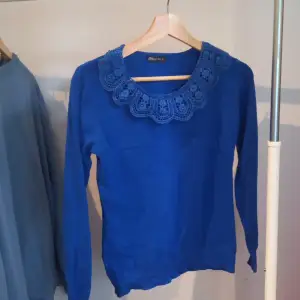 En marinblå stickad tröja som har detaljer vid halsen. SUPER fin o mysig💙