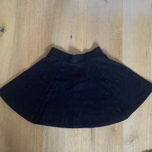 Säljer den här fina svarta kjolen eftersom den blivit för liten. Kjolen ser knappt använd ut, är strechig och har dragkedja i ryggen, men är något åt det kortare hållet!