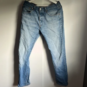 Levis Jeans 501 - Levis Jeans 501 W33 L34. Bra skick förutom sönder lapp på baksidan