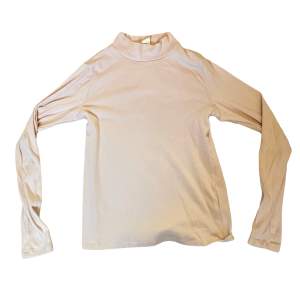 En rosa långärmad polo tröja från Lindex i storlek Kids 134-140 men passar Xs-S