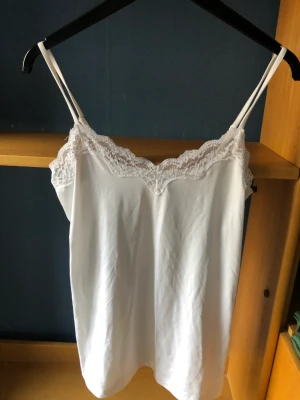 Vitt linne med spets - Linne med spets storlek S justerbara band