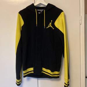 En gul svart retro Jordan hoodie från ca 2010 i storlek M, kanon skick