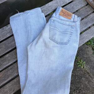 Skitsnygga vintage jeans från crocker!! De är bootcut och lågmidjade med slitningar på knäna. Sitter skitsnyggt, men tyvärr har jag växt ur dom så har ingen bild med dom på. Midja 38cm och innerbenslängd 83cm. Sista dagen att köpa är onsdag 30/8❤️